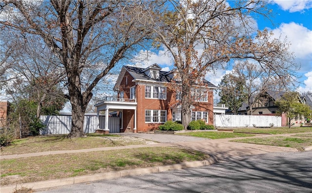 view of front facade with a front yard