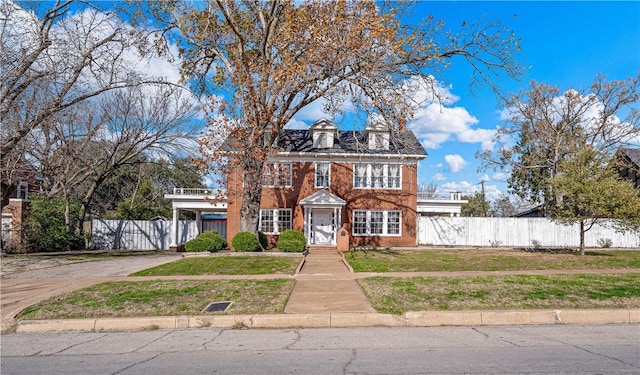 view of front of property with a front yard