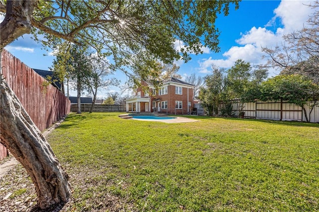 view of yard featuring a fenced in pool