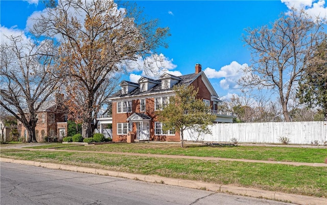 view of front of property featuring a front lawn