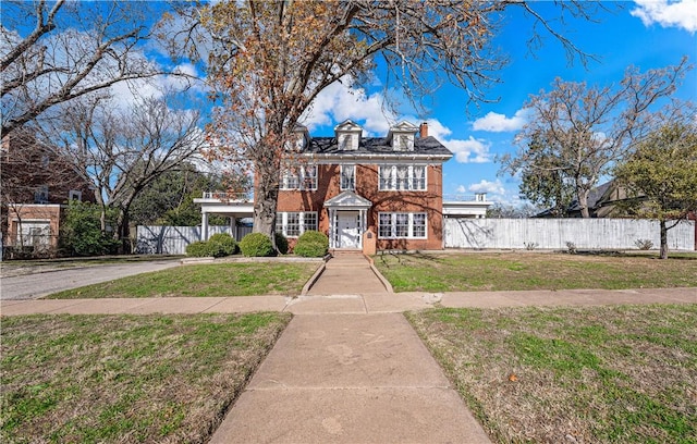 view of front of home featuring a front lawn