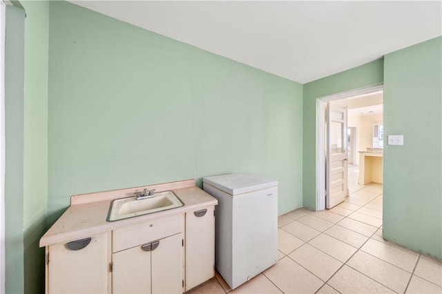 washroom featuring light tile patterned flooring and sink