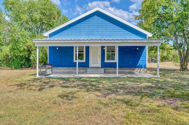 view of front of property featuring a front lawn