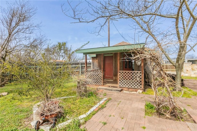 view of outdoor structure with an outdoor structure and a fenced backyard