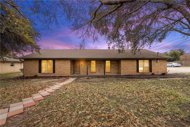 view of front of property featuring a yard