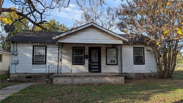 view of front of property with covered porch and a front lawn