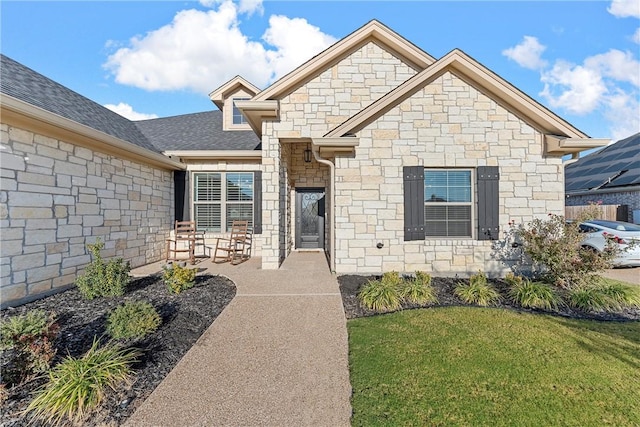 view of front of property featuring a front lawn