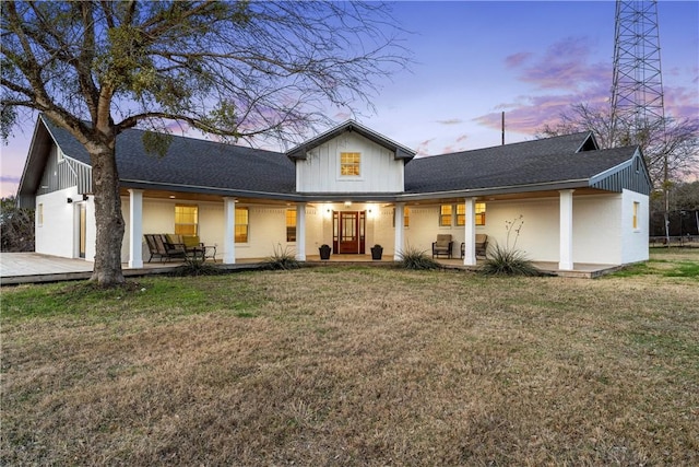 view of front of property with a yard