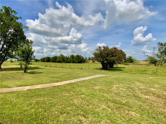 view of yard featuring a rural view