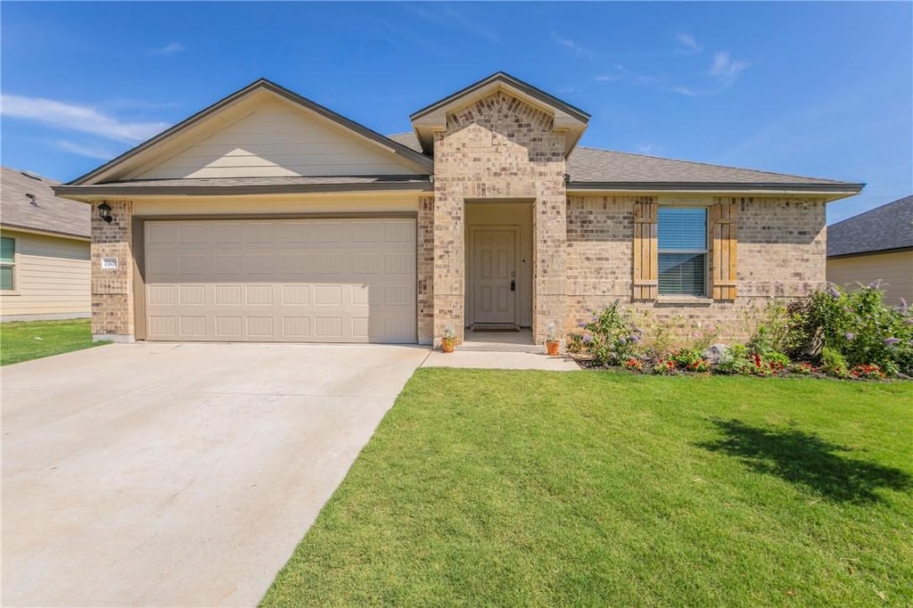 view of front facade featuring a front lawn and a garage