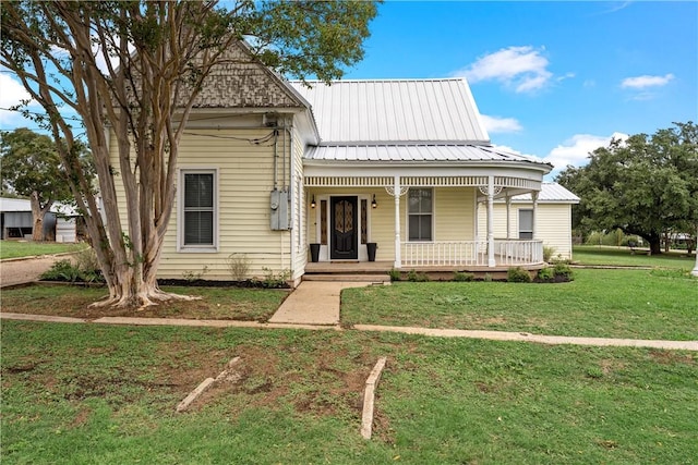 view of front of property with a front lawn