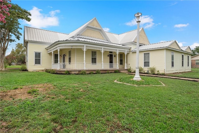 view of front of house featuring a front lawn