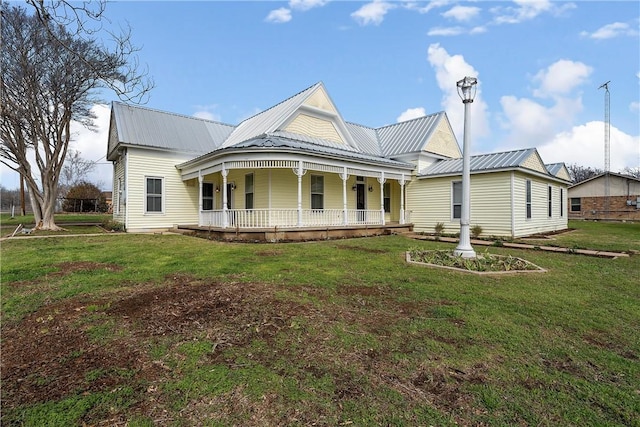 view of front of property featuring a front yard