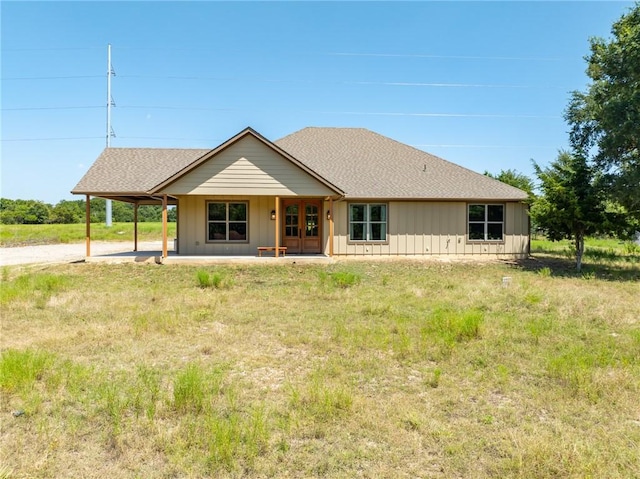 single story home with a porch