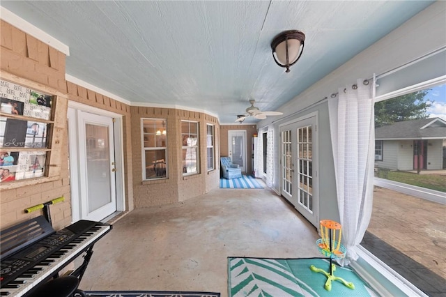 sunroom with ceiling fan