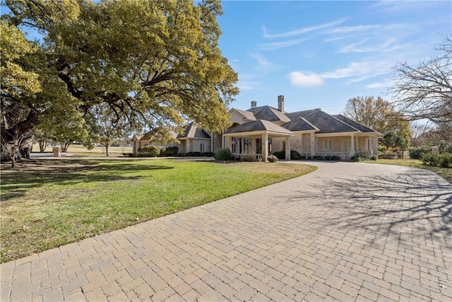 single story home with a front lawn