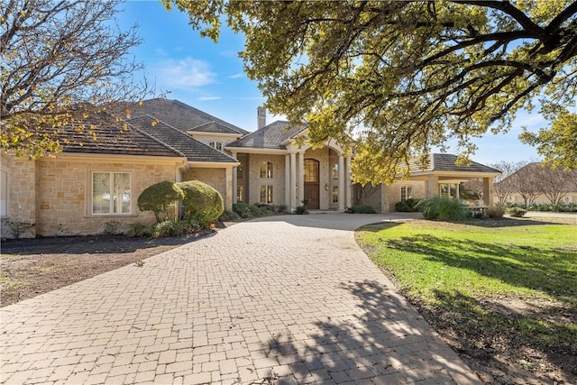 view of front of property featuring a front yard