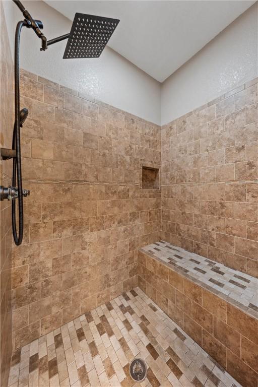 full bathroom featuring tiled shower