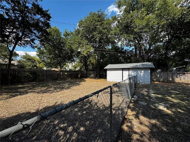 view of yard featuring a storage unit