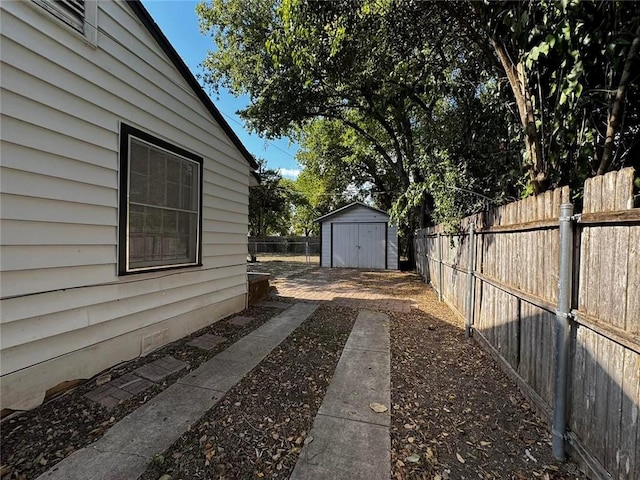 view of yard with a storage shed