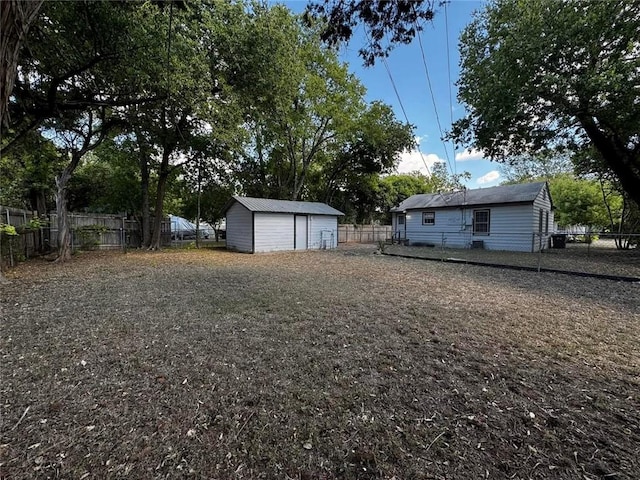 view of yard featuring a storage unit