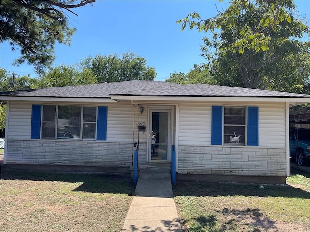 view of front of house featuring a front yard