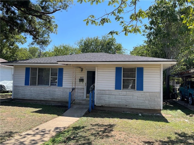 view of front of property featuring a front lawn