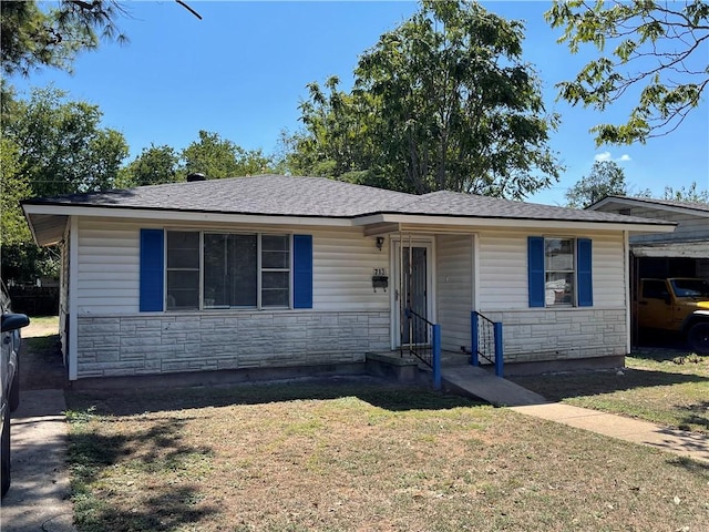 view of front of property with a front yard