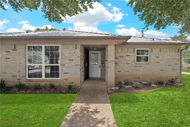 view of front of house with a front lawn