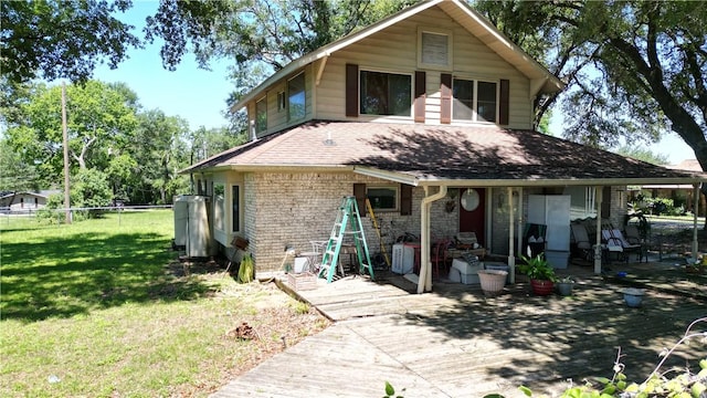 view of front of house featuring a patio and a front yard