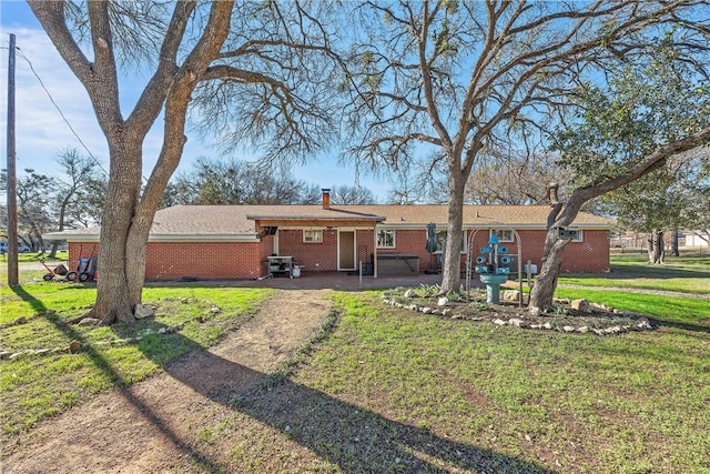 single story home featuring a front yard