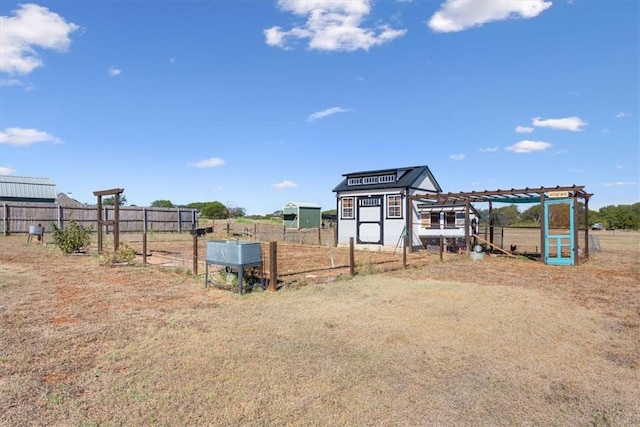 view of yard featuring an outbuilding