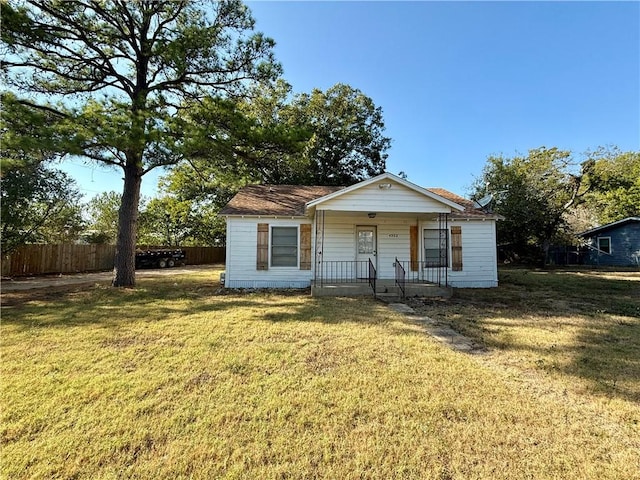 view of front facade featuring covered porch and a front lawn