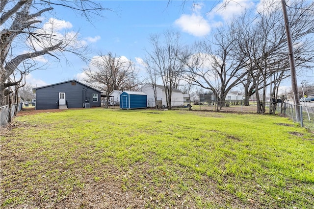 view of yard featuring a shed