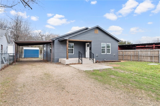 view of front of home featuring a front yard and a carport