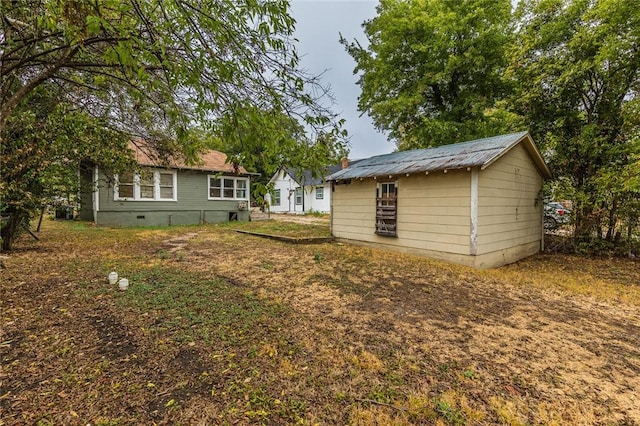 view of yard featuring an outbuilding