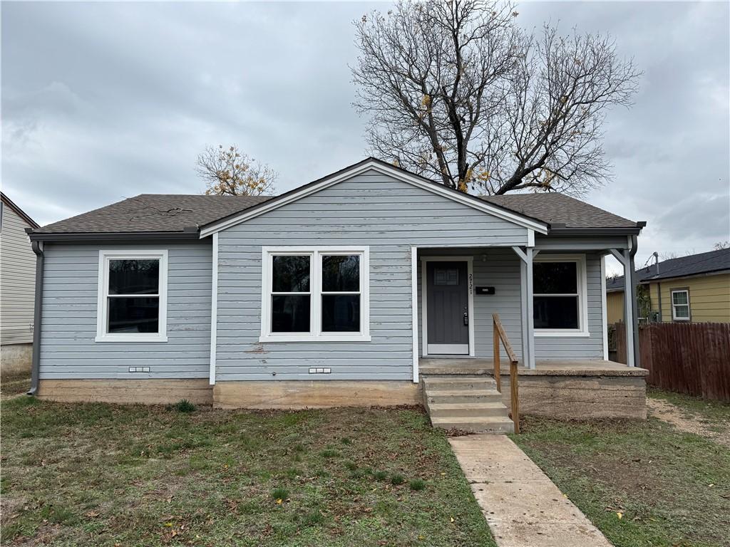 bungalow-style home featuring a front lawn