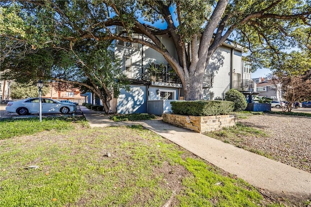 view of front of property featuring a front yard