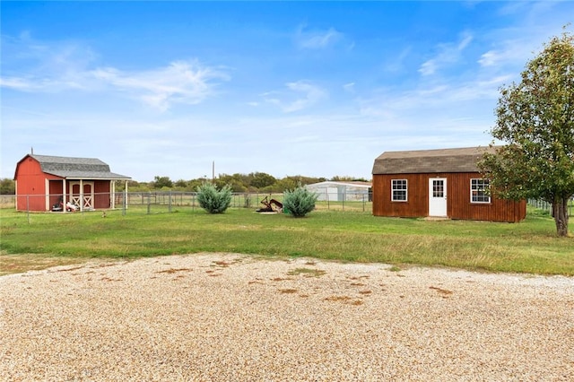 view of yard with an outbuilding