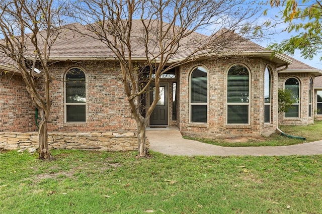 view of front of house with a front yard