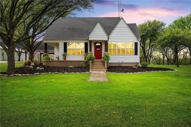 view of front facade featuring a lawn