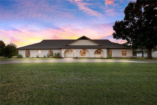 view of front of property featuring a yard