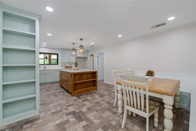 dining area with ornamental molding