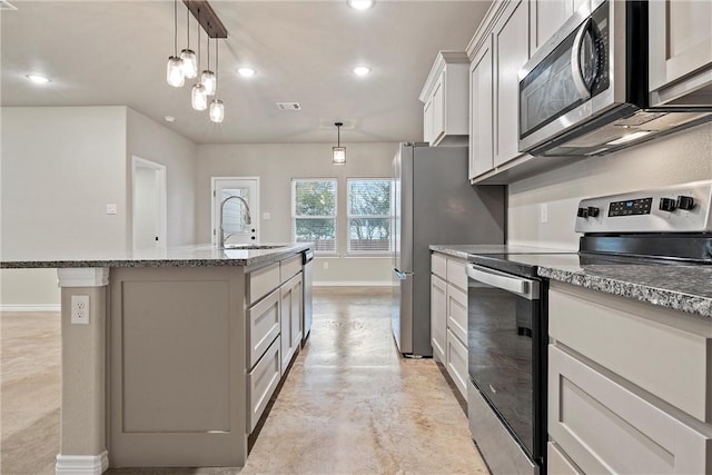 kitchen featuring visible vents, appliances with stainless steel finishes, finished concrete floors, a kitchen island with sink, and a sink