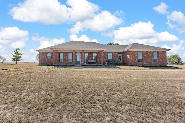 view of front of home featuring a front yard