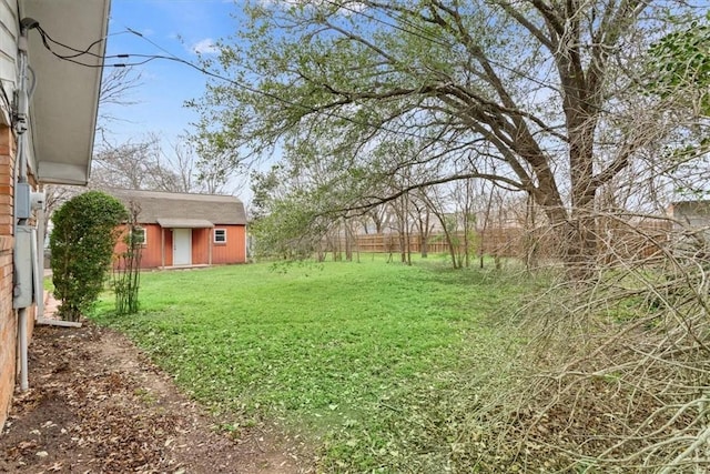 view of yard featuring an outdoor structure