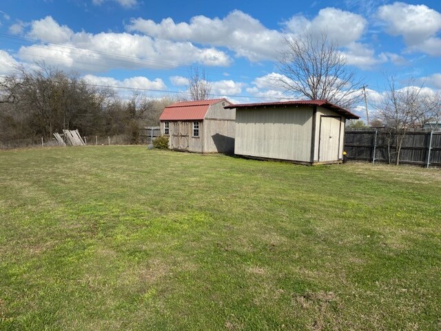 view of yard with an outbuilding