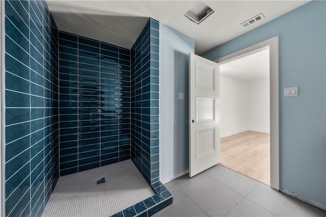 bathroom featuring a tile shower and hardwood / wood-style floors