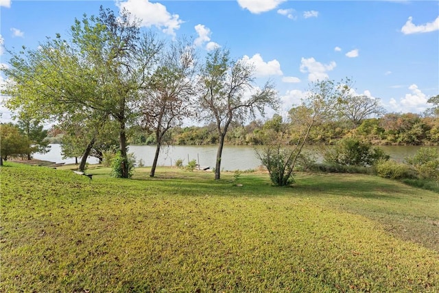 view of yard featuring a water view