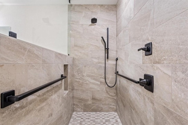 bathroom featuring a tile shower